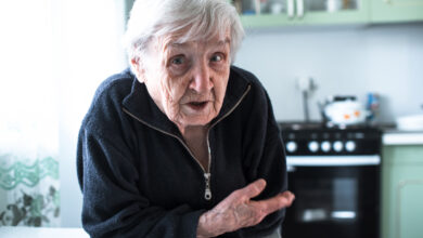 דיוקן של אישה מבוגרת ליד חלון