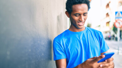 גבר עם טלפון