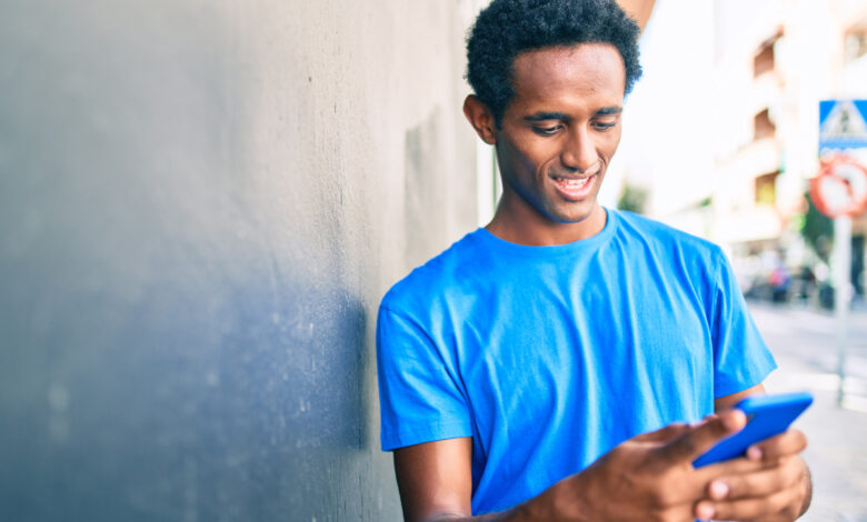 גבר עם טלפון