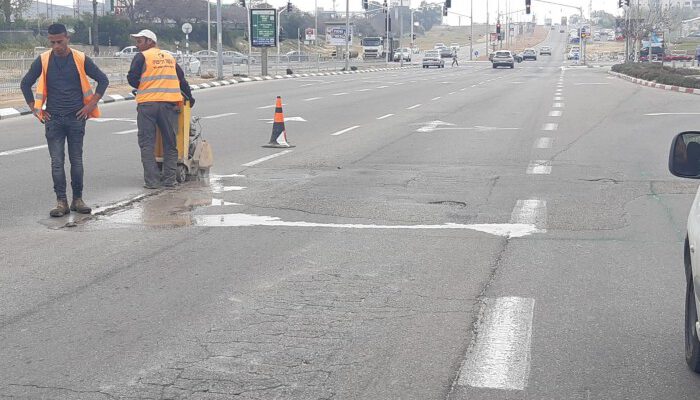 מתקנים כבישים עירוניים באשדוד אחרי חורף קשה
